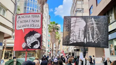 Imagen de la marcha con carteles denunciando la mafia eólica y la sobreabundancia de proyectos