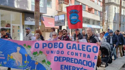 Cabecera de la manifestación con el lema "El pueblo gallego unido contra la depredación energética"
