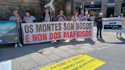 Pancartas de colectivos del interior de Galicia reclamando los montes para sus habitantes frente a la avalancha de empresas que se reparten los proyectos eólicos.