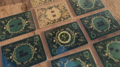 Una partida en curso del juego de cartas donde aparecen nueve cartas en una mesa distribuidas en una cuadrícula. Se aprecia que va ganando la persona que juega como envenenadora, ya que hay siete cartas de veneno y dos cartas de antídoto visibles en la cuadrícula. La ficha de dosis inicial se encuentra encima de una carta de veneno, dando una ventaja en caso de empate a la envenenadora.